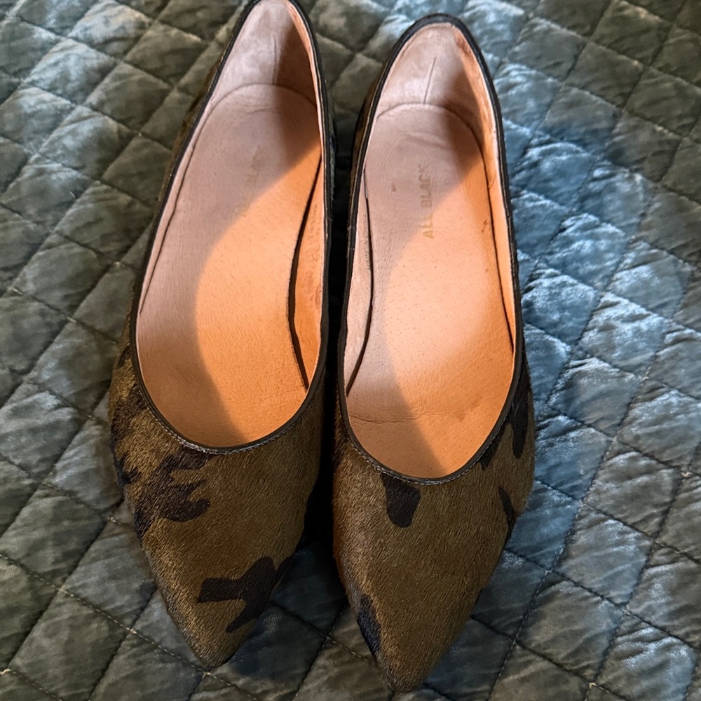 Stylish Women's Olive and Black Flats